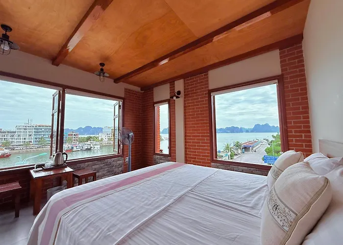 Hotel Canh Buom *